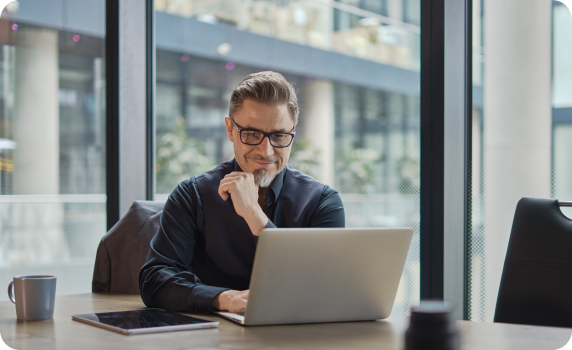 Professional werkt achter een laptop in een modern kantoor