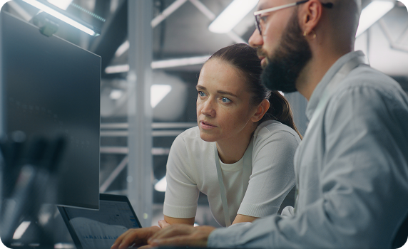 Medewerker werkt aan businesscontinuïteitsplan