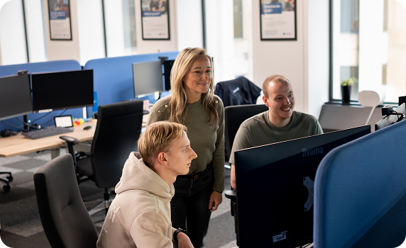 Medewerker werkt geconcentreerd aan cybersecurity project